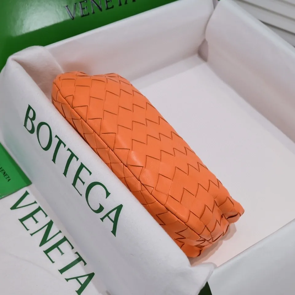 Batch 1120 BV Bottega Veneta's new early spring women's MINI JODIE handbag BV bag 🔥The new method is based on the original rounded corners, knotted with classic woven leather round hobo bag, The most iconic triangular pull-out design, using sheepskin draped soft shape, is super suitable for concave shapes~ Jodie feels really gentle to people, and is definitely the best item for daily matching. It has the same weave, new elements and twists, is compact and versatile, and is the new favorite of street style Internet celebrities! Dimensions: 23x28x8 Model: 6699-1